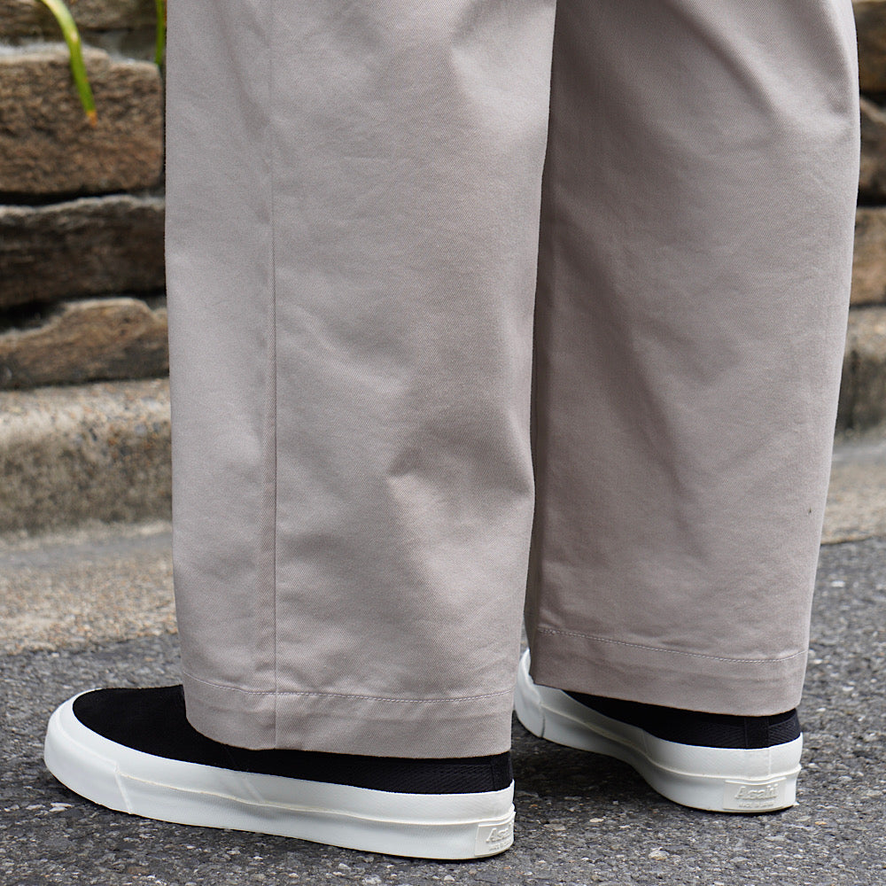 ASAHI - BELTED SLIP-ON SUEDE - Black - KF20692-1